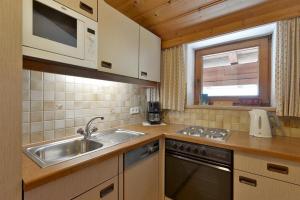 A kitchen or kitchenette at Ferienwohnungen Johanna