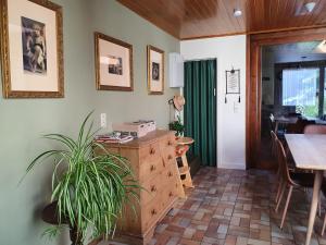 een woonkamer met een houten dressoir en een tafel bij Close to centre, 3 rooms, 2 bathr & wc, free parking & wifi, spacious living area & kitchen in Brugge