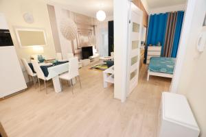 Łóżko lub łóżka w pokoju w obiekcie Apartamenty Bałtycka6