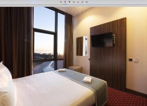 Tempat tidur dalam kamar di Legend Business Hotel Batumi