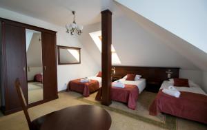 Ένα ή περισσότερα κρεβάτια σε δωμάτιο στο Dworek Magnat