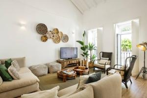 シルヴェスにあるCasa Mouriscaのソファとテレビのあるリビングルーム