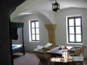 una habitación con mesa y sillas con un edificio en ella en Penzion Hrad, en Frýdek-Místek