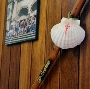 two baseball bats hanging on a wall with a picture at Pensão Repouso do Peregrino in Paredes de Coura