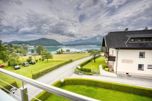 a view from a balcony of a house and a lake at Ferienwohnungen Petschnig 1 in Drobollach am Faakersee