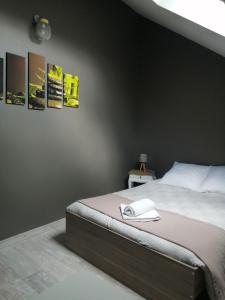 een slaapkamer met een bed met drie foto's aan de muur bij Le regard de Mona Lisa in Amboise