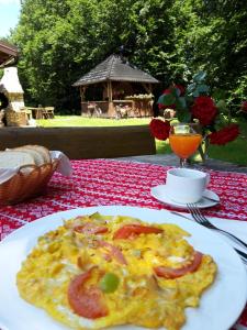 Jedlo v ubytovaní bed & breakfast alebo blízkom okolí