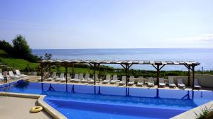 Bazén v ubytování Апартаменти Бяла Клиф на плажа - Apartments Byala Cliff First Line nebo v jeho okolí + 24 fotografií