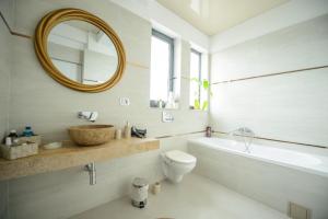 ママイア・ノルドにあるRBK Residenceのバスルーム(トイレ、洗面台、鏡付)