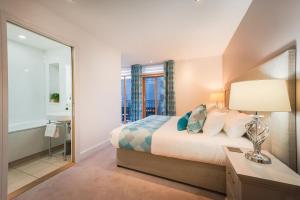 En eller flere senge i et værelse på Highland Apartments by Mansley