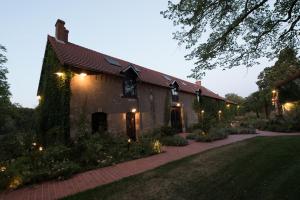 un bâtiment avec des lumières sur son côté dans l'établissement La Barboire Campagne, à Saint-Laurent-Nouan