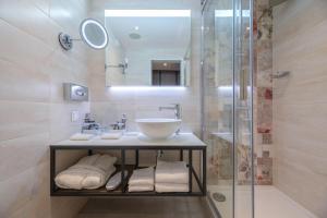 Ein Badezimmer in der Unterkunft Mercure Budapest Korona
