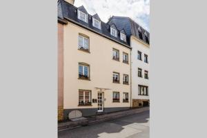 an apartment building in the middle of a street at Lago Welcome Clausen I in Luxembourg