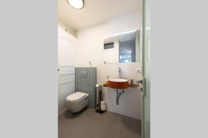 ein Bad mit einem WC und einem Waschbecken in der Unterkunft Lago Welcome Clausen I in Luxemburg (Stadt)