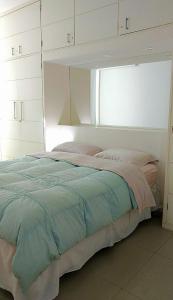 um quarto com uma cama grande e uma janela em Apartamento Barão da Torre no Rio de Janeiro