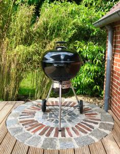 a bbq grill sitting on a wooden deck at Paradiesje in Leer