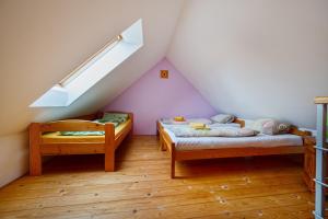 Postel nebo postele na pokoji v ubytování Penzion U Kostela