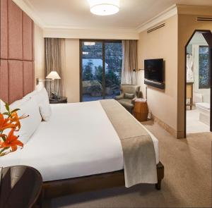 Hippodrome Hotel Condesa في مدينة ميكسيكو: غرفه فندقيه سرير كبير وحمام