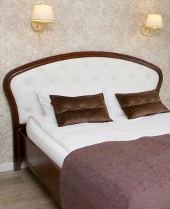 - une chambre avec un lit blanc et 2 oreillers dans l'établissement Villa Airina, à Palanga