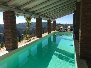 Mombarcaro的住宿－Villa Vignotti，山景游泳池