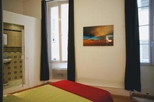 a bedroom with a bed and a window and a shower at Ze Perfect Place - Spacieux appartement - Cours Saleya - 2 CHB - 2 SDB - AC in Nice