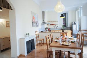 een keuken en eetkamer met een tafel en stoelen bij Ze Perfect Place - Spacieux appartement - Cours Saleya - 2 CHB - 2 SDB - AC in Nice