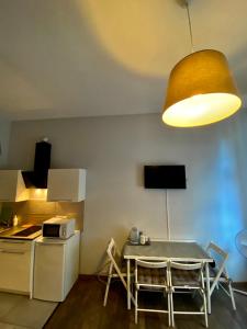 Televízia a/alebo spoločenská miestnosť v ubytovaní Ametyst Apartments