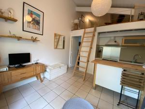カップ・フェレにあるVilla Blanche Appartement le Capitaineのキッチン(デスク、テレビ付)が備わる客室です。