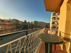 a table and chair on a balcony with a view at DIANA Apartamento con terraza muy cerca del mar in Pineda de Mar