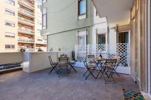 een patio met een tafel en stoelen op een balkon bij Momo Central Rome 1 in Rome