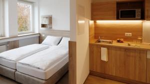 Postel nebo postele na pokoji v ubytování A2 Boarding House Memmingen