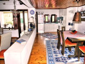 a kitchen with a long white couch in a room at Spiti Galini, "Haus der Zufriedenheit" in Paralía Sergoúlas