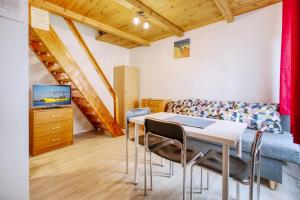 ein Wohnzimmer mit Tisch und Stühlen und einer Couch in der Unterkunft Domki Olivia in Władysławowo