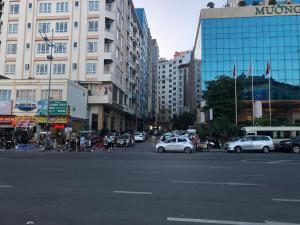 Central Halong Hotel في ها لونغ: شارع المدينة مزدحم بالسيارات تقف في الشارع