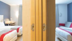 Łóżko lub łóżka w pokoju w obiekcie Holiday Inn Express Alcobendas by IHG