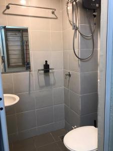Koupelna v ubytování Homestay Fekrifarisha SA
