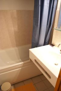 een badkamer met een wastafel, een bad en een toilet bij Ranfolly 10 in Morzine