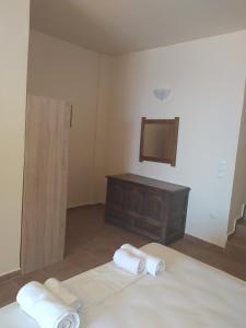 A bed or beds in a room at Neohori 3