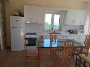 A kitchen or kitchenette at Neohori 3
