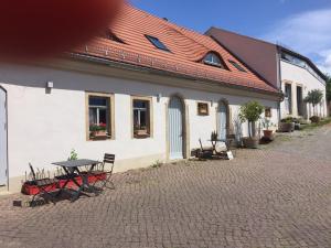 einen Tisch und Stühle vor einem Gebäude in der Unterkunft Weingut Martin Schwarz in Meißen