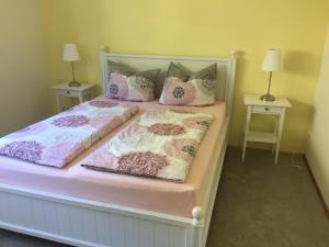 Un dormitorio con una cama con almohadas. en Weingut Martin Schwarz, en Meißen