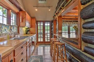 Dapur atau dapur kecil di Waterfront Lake George Cabin Walk to Water