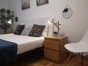 1 dormitorio con 1 cama con escritorio y silla en Apartamento Amplio y Central a pie de Playa la Concha, en San Sebastián