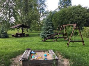 Herní místnost nebo prostor pro děti v ubytování Guest Home "Būriņi"