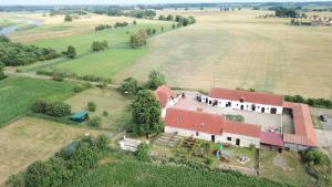 une vue aérienne d'une maison au milieu d'un champ dans l'établissement Radler's Hof, à Letschin