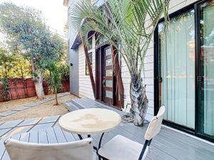 eine Terrasse mit einem Tisch und Stühlen auf einer Terrasse in der Unterkunft Venice Beach Gem in Los Angeles