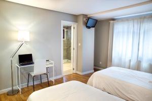 Televízia a/alebo spoločenská miestnosť v ubytovaní Hotel Mogay