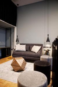 uma sala de estar com um sofá e uma mesa em Quentin Zoo hotel em Amsterdã