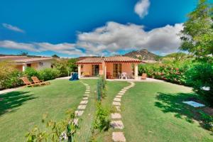 a house with a garden with a lawn sidx sidx sidx sidx at Villino Mimosa in Costa Rei