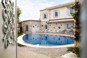 The swimming pool at or close to Deruni Ilıca